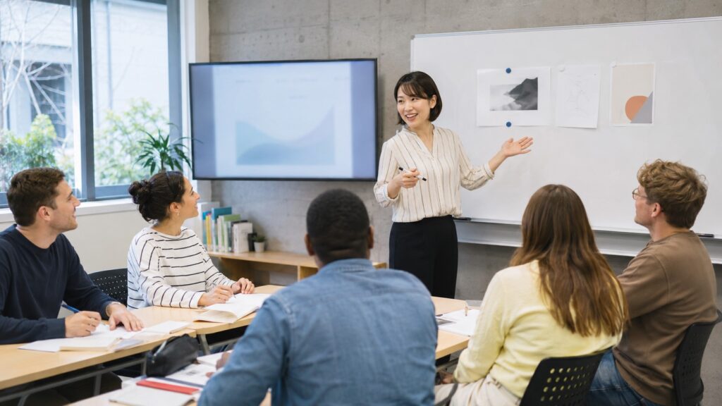 日本語教師が教室で受講者に授業をしている講義風景