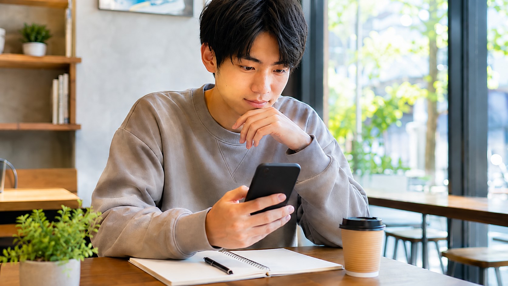 Santa TOEFLをスマホで学習する日本人男性